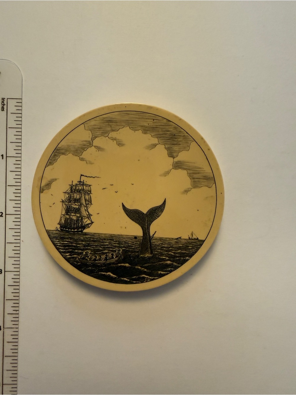 Vintage Barlow “scrimshaw” coasters in synthetic resin. Ca. 1978-1984. - Picture 4 of 5